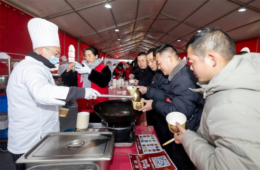 市民在年货市集品尝采购美食。