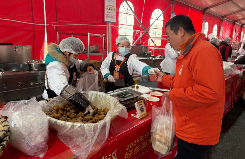 市民在品尝购买美食。