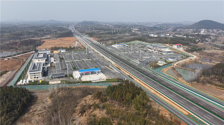 S86赤洪高速(赤壁长江公路大桥东延段)建成通车