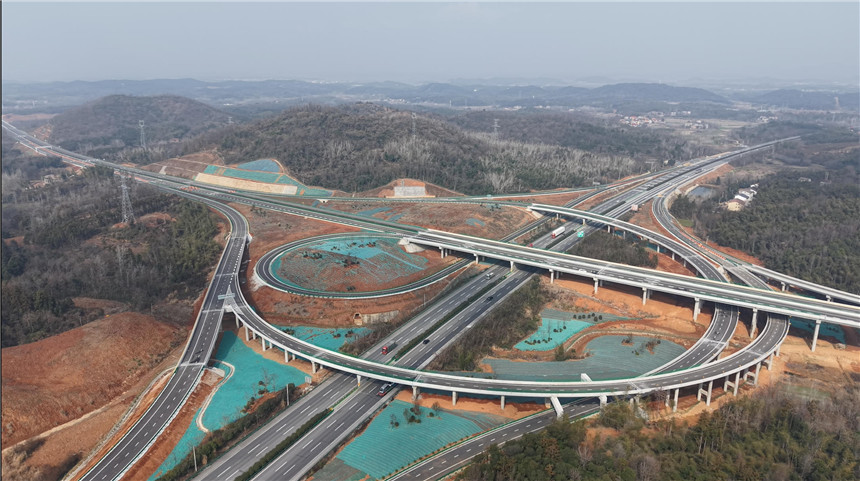 S86赤洪高速(赤壁长江公路大桥东延段)建成通车