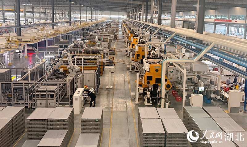 生产线全速运转。人民网记者 张隽摄