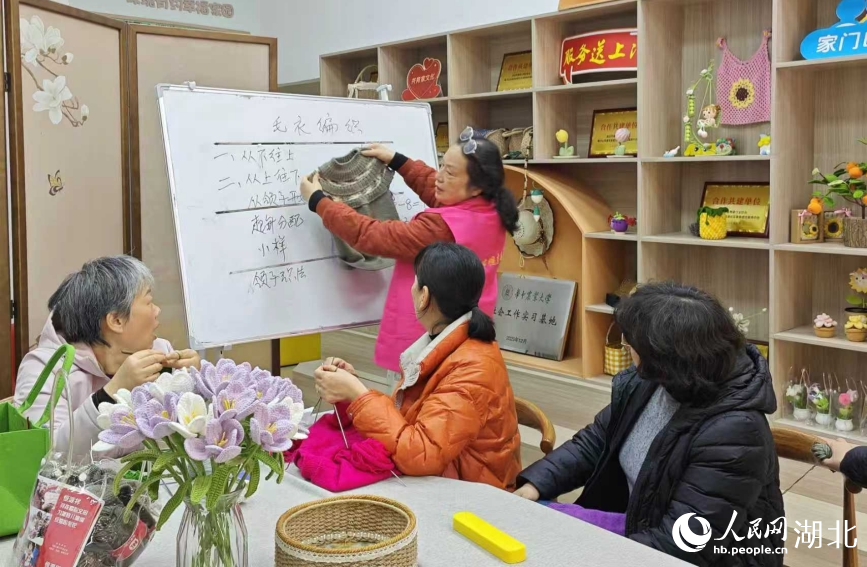 粉色玫瑰志願者教居民編織毛線。玫瑰灣社區供圖