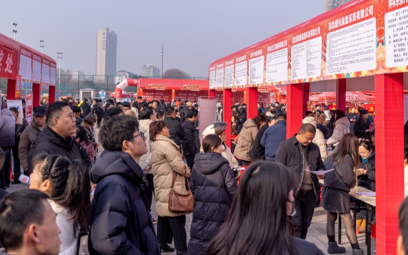 招聘会现场。
