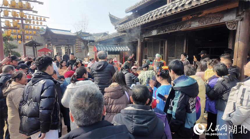 年货节吸引大量游客。