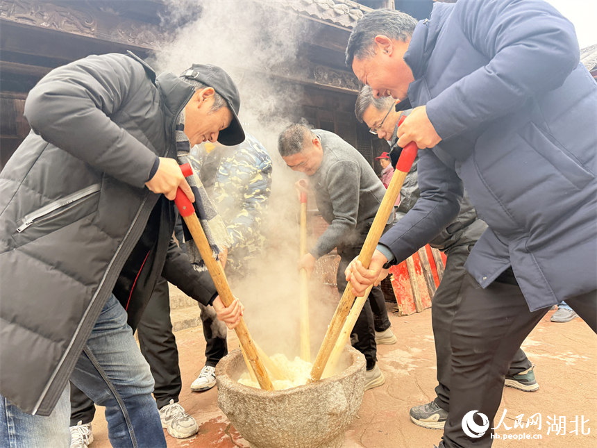 游客体验打糍粑。