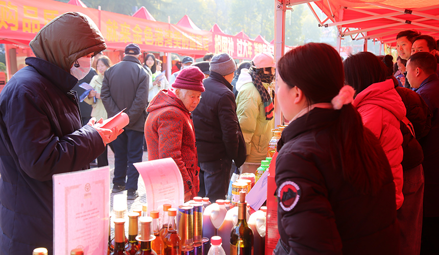 2026年2月4日，市民在湖北省十堰市郧阳区年货市集选购年货。