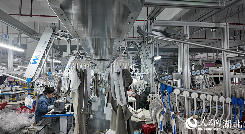 爱珈图潮無炫服装有限公司生产车间,智能化吊挂系统平稳运行。人民网记者 周恬摄