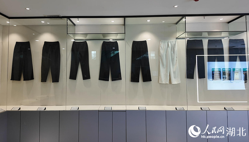 毛嘴服装产业园创展中心展出的女裤。人民网记者 周恬摄