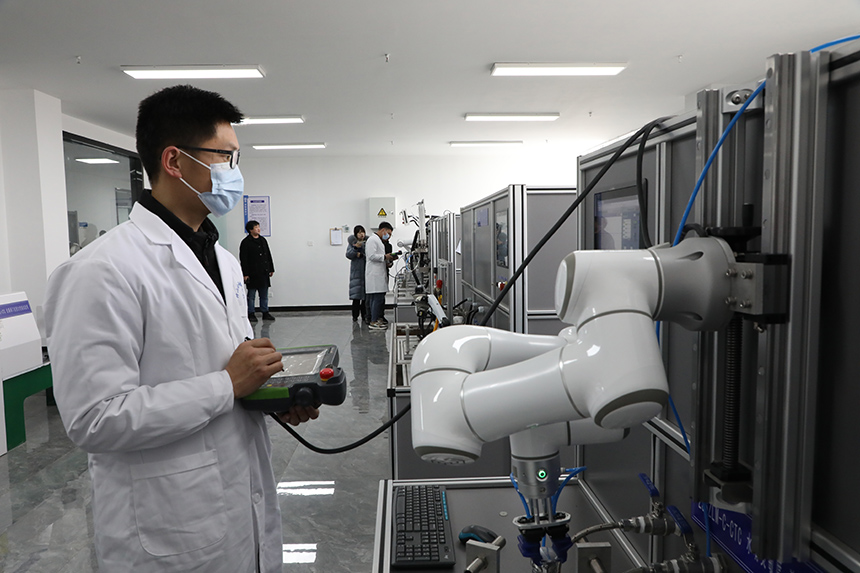 竹山卫浴技术创新研发中心工作人员对新产品进行数据比对。向继华摄