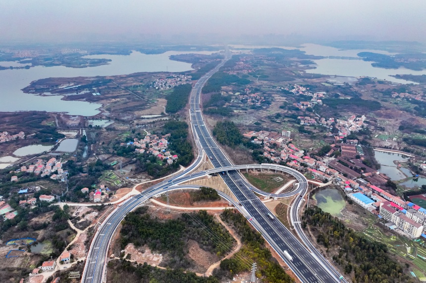 路網蜿蜒構建起城鄉聯動的交通脈絡，進一步完善區域高速路網布局 (2)