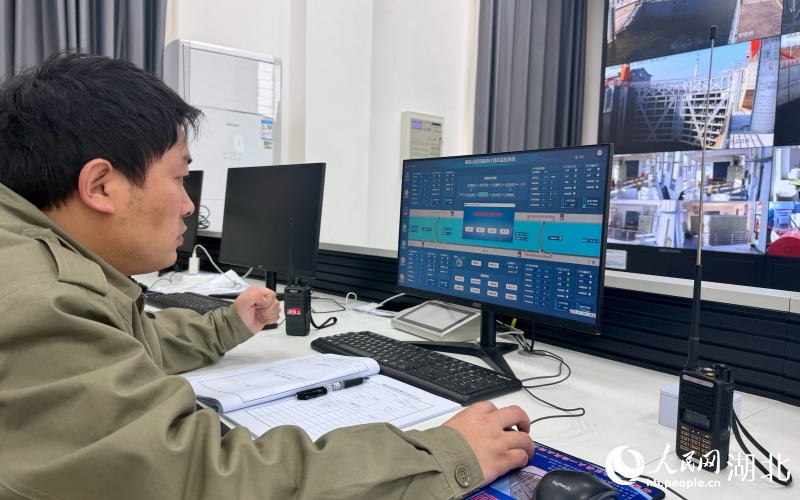 彭肖调度船舶有序过闸。人民网记者 张沛摄