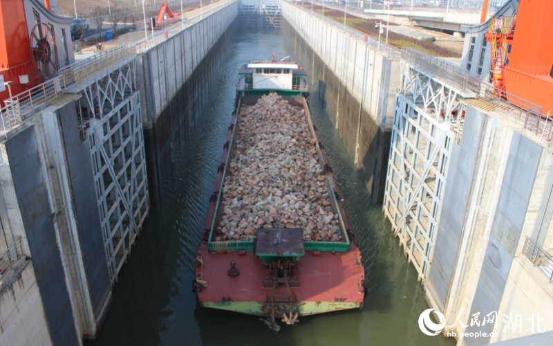 货船正在通过碾盘山枢纽船闸。人民网记者 王郭骥摄