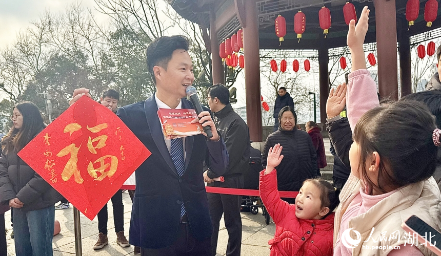 大朋友、小朋友纷纷通过背黄鹤楼相关诗词、答题等互动获得书法墨宝。人民网记者 周恬摄