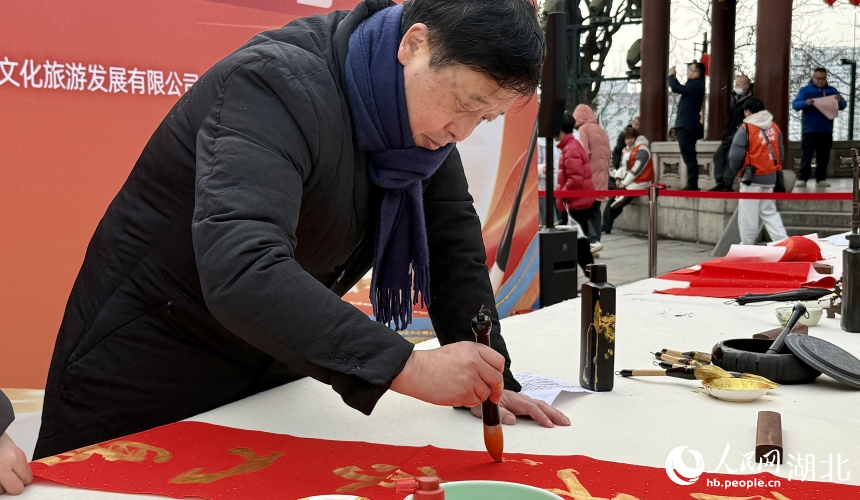 书法家写春联。人民网记者 周恬摄