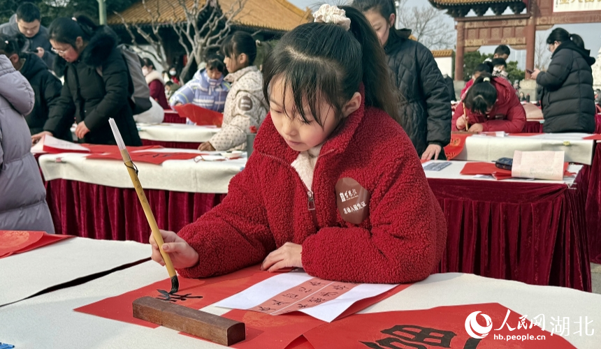 小朋友写春联。人民网记者 周恬摄