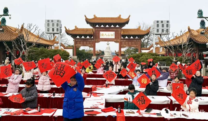 小朋友展示自己创作的“福”字。人民网记者 周恬摄