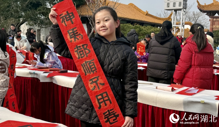 小朋友展示自己写的春联。人民网记者 周恬摄