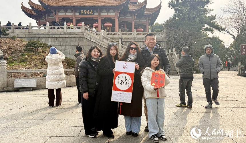 朱先生带着家人在武汉游玩了8天,第一次来黄鹤楼,收到了墨宝,感觉很开心。人民网记者 周恬摄