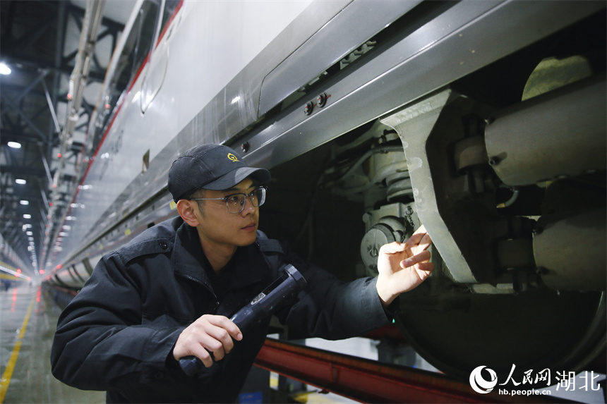 查看螺丝有无磕碰。