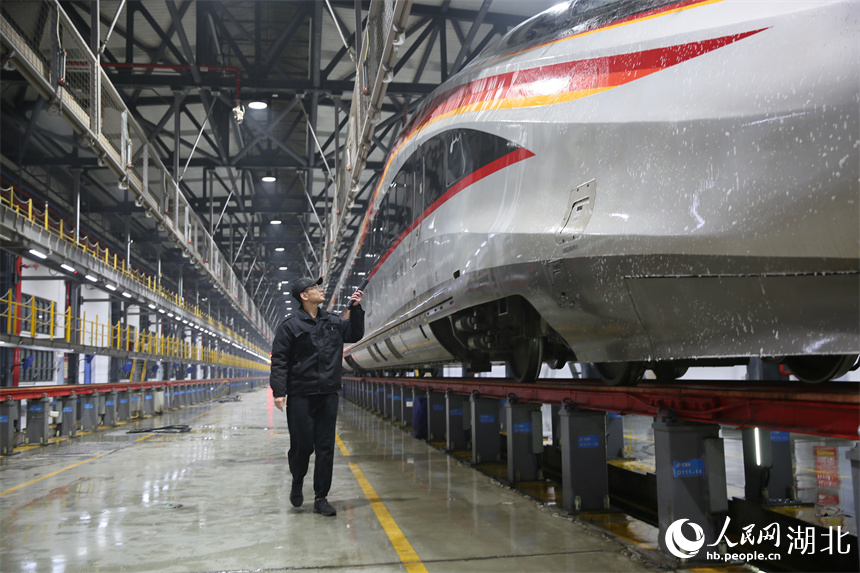 工作人员正在检查。