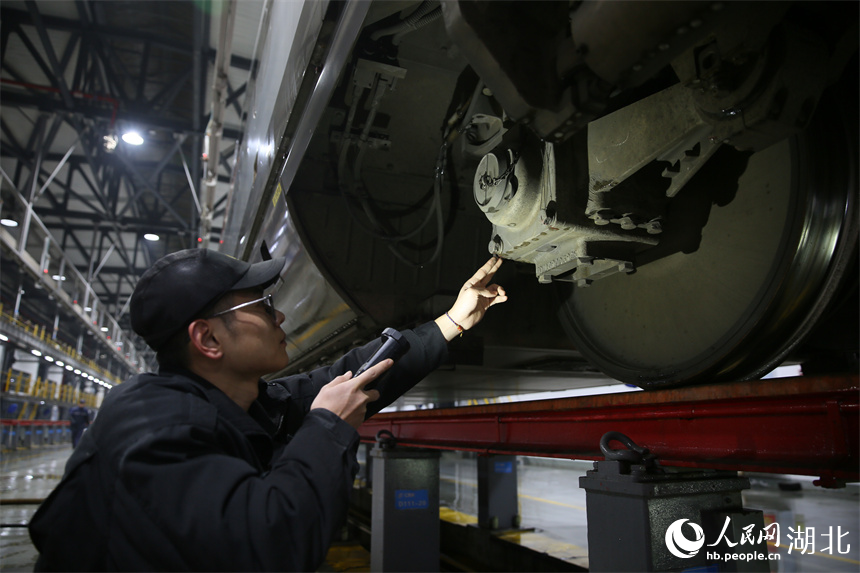 检测车底情况。