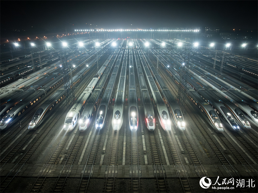 整齐待发的动车组列车。