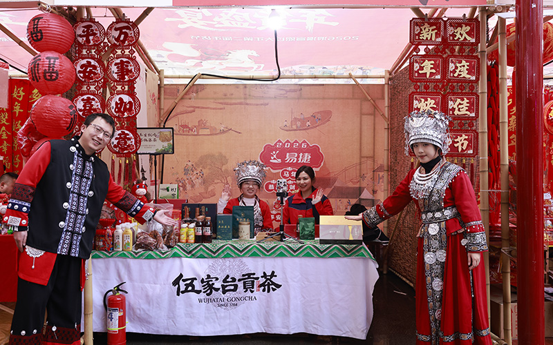 春节前恩施土家风味直播展台。 李罗亮摄
