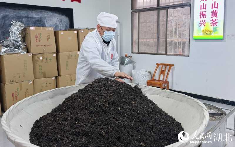 邓洪涛正在烘焙茶叶。人民网记者 周雯摄