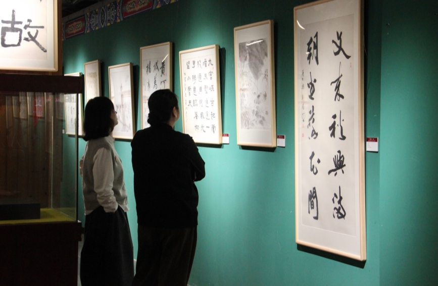 人們在書畫前駐足欣賞。彭昀迪 攝