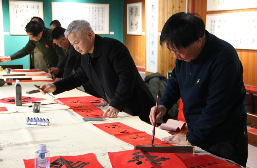 紅紙鋪展，筆墨飄香，湖北書畫家們用一筆一劃傳承著千年文脈。彭昀迪 攝