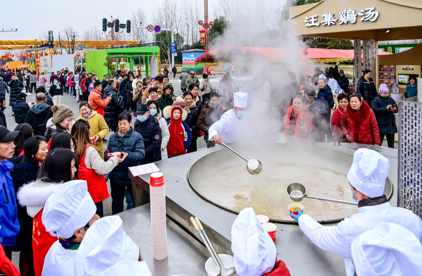 “萬人同喝一鍋湯” 武漢新洲區新春市集火爆開街【6】