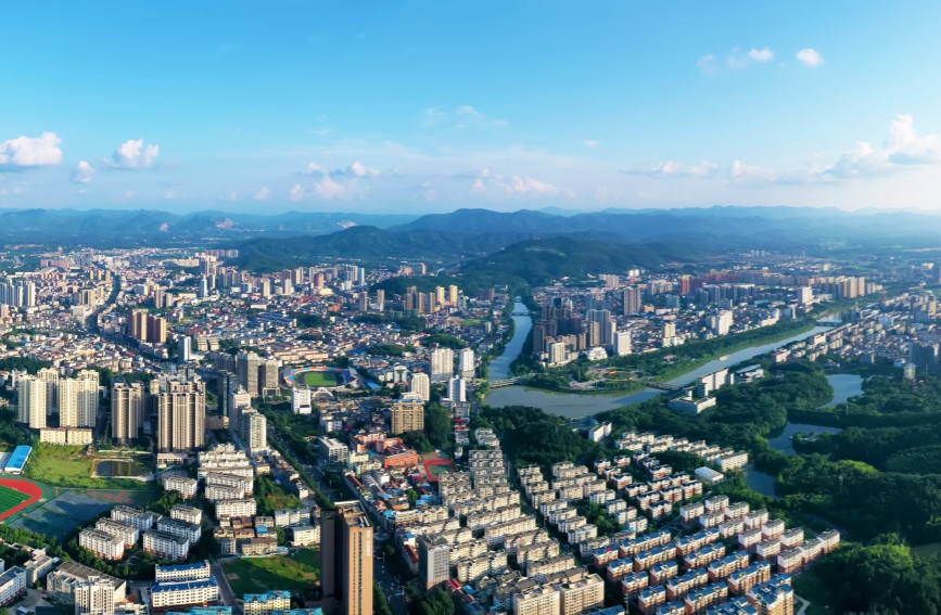 咸宁满城新景入画来。夏正锋摄