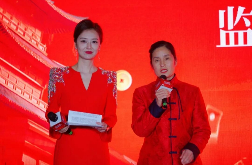 监利市精华水稻种植专业合作社理事长毕利霞推介“江汉大米”原产地。