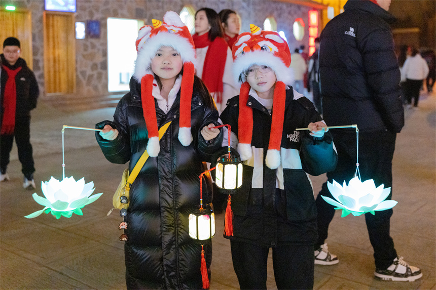 灯会上的小游客。冉建秀摄