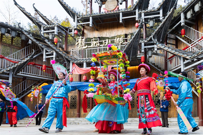 利川灯歌是当地逢年过节的传统民俗表演。冉建秀摄