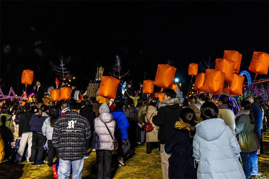 市民、游客放孔明灯。冉建秀摄
