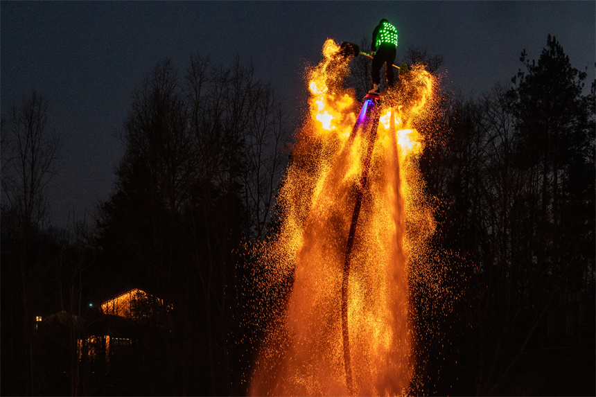硬核打铁花。冉建秀摄