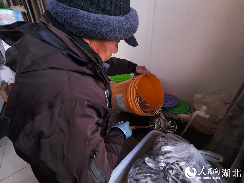 丁泽良正在准备给江豚的食物。人民网记者 王郭骥摄