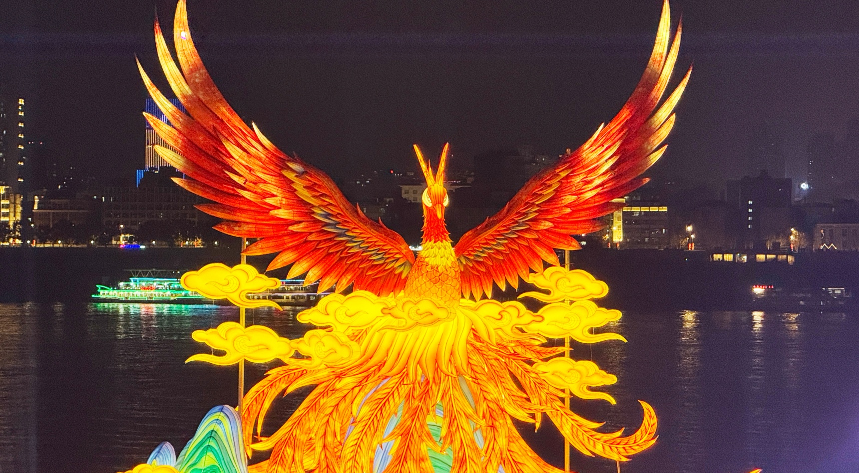 “凤舞九天”灯组。