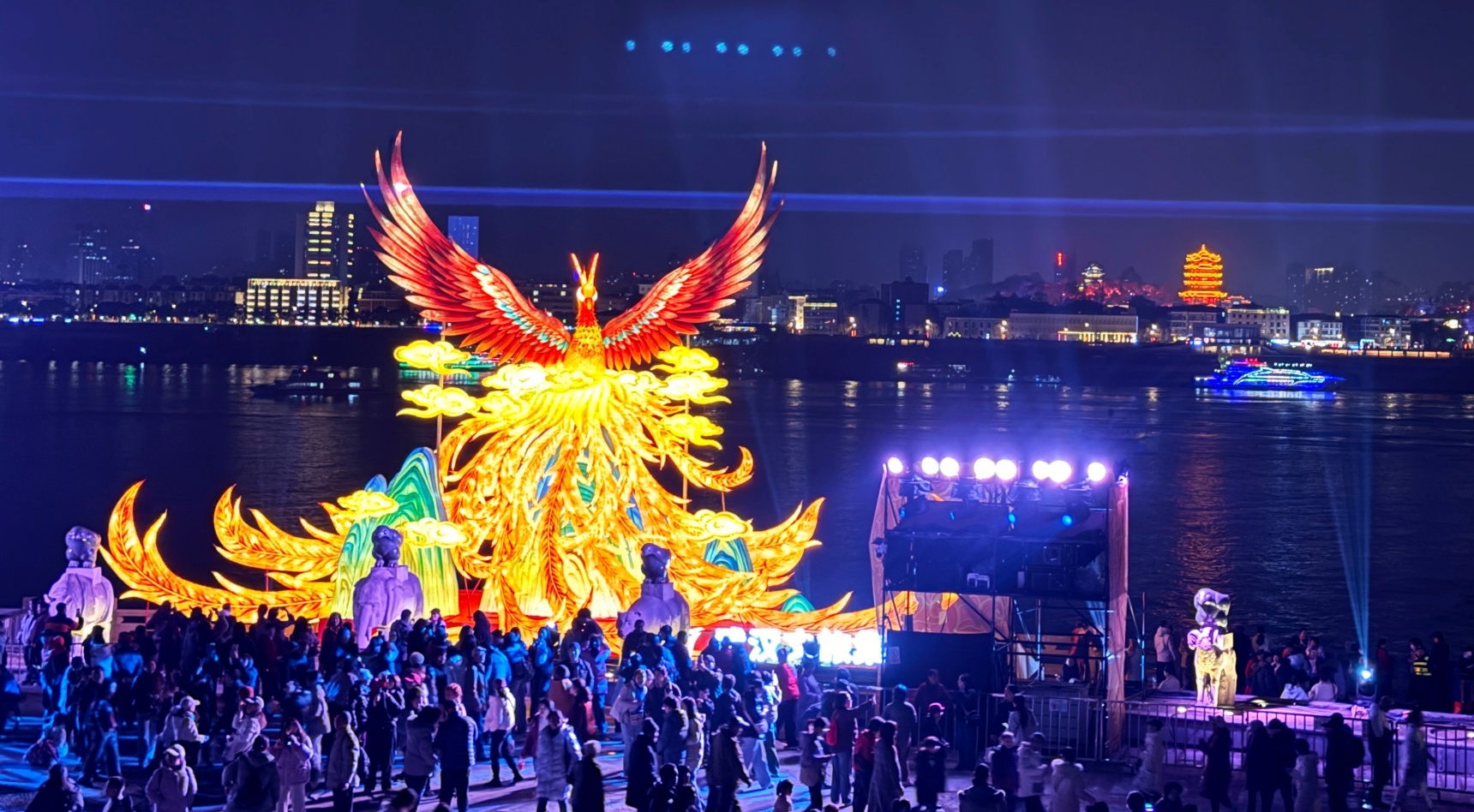 “鳳舞九天”與對岸的黃鶴樓同框。