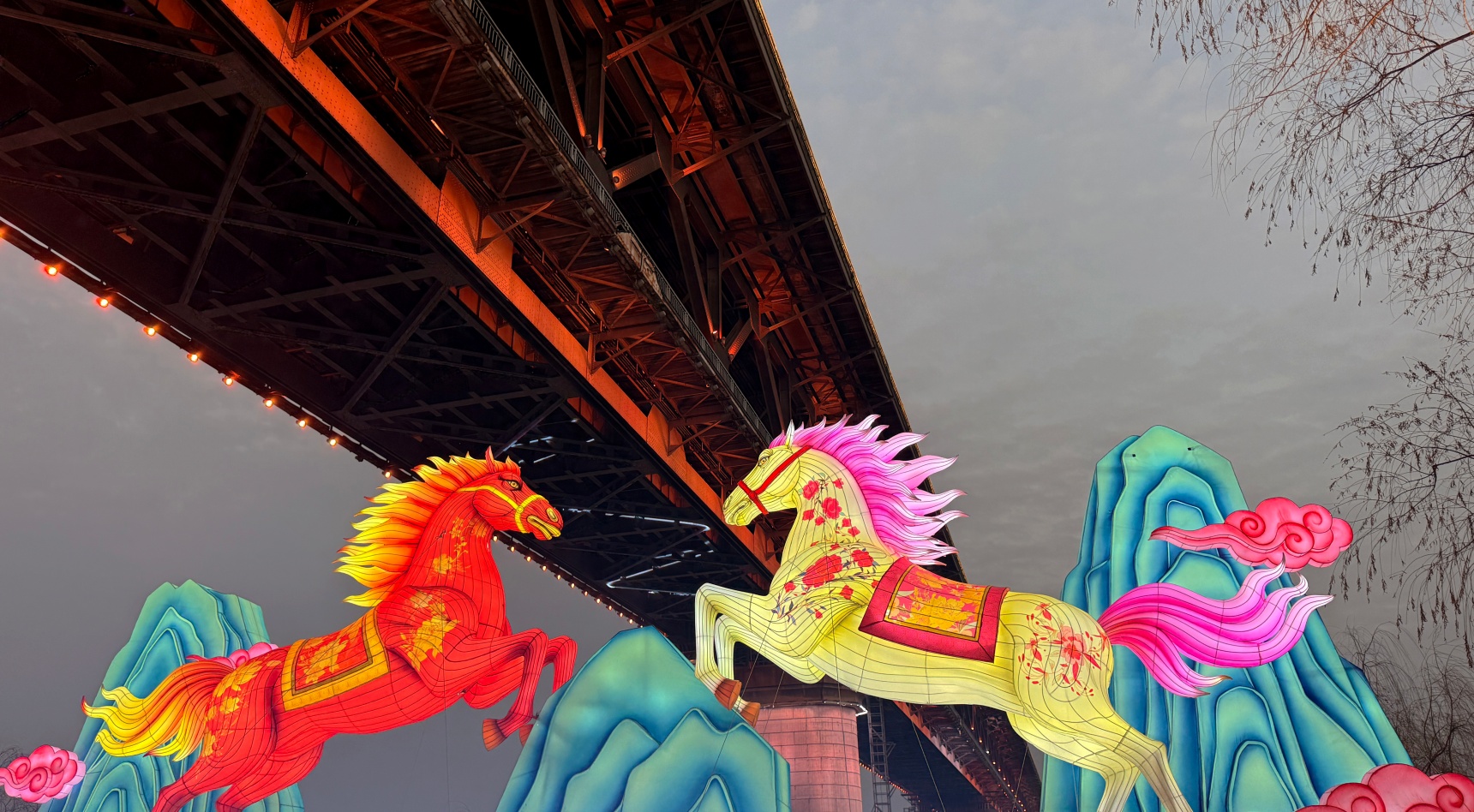 “一馬晴川”燈組。