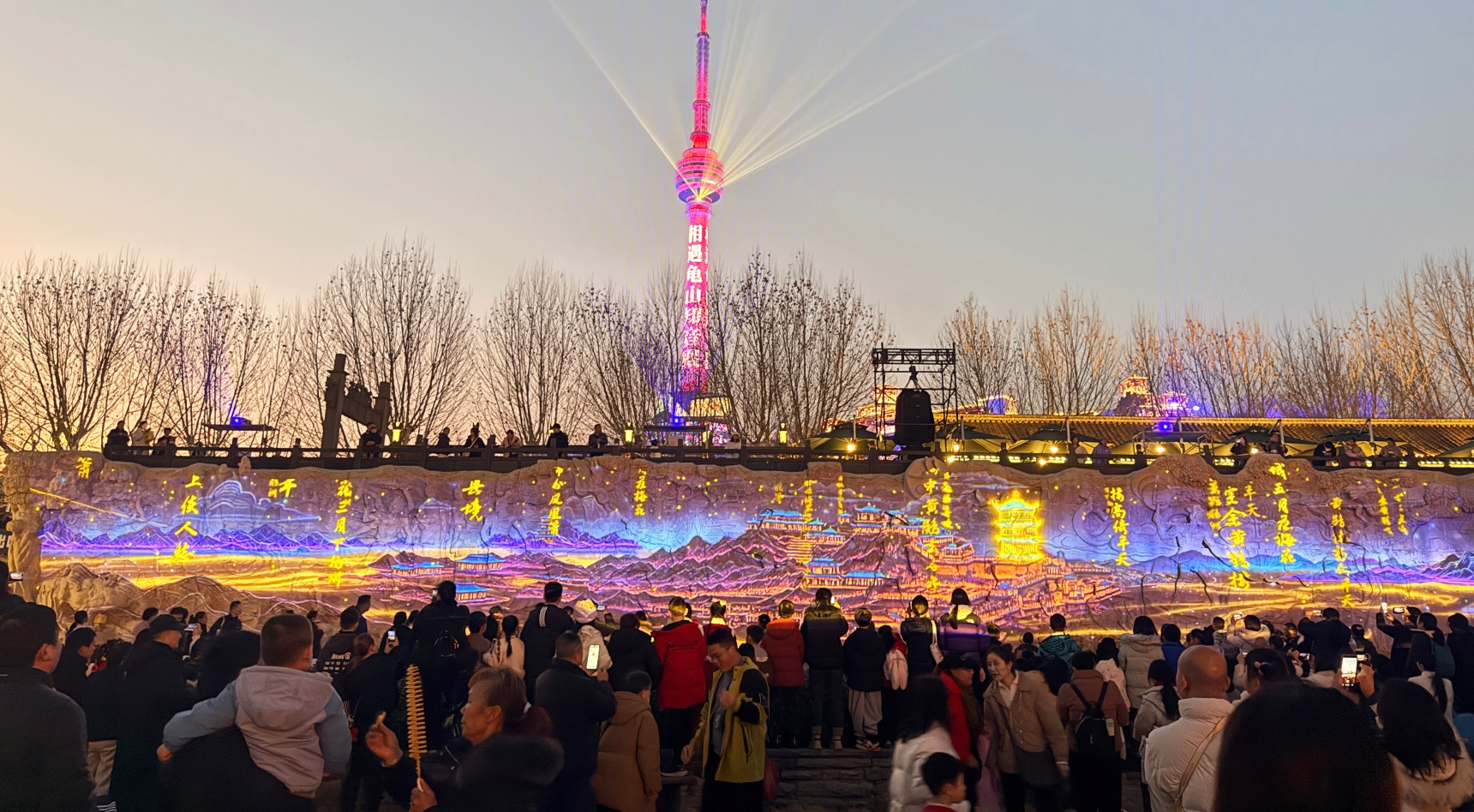 沉浸式光影秀《长江幻镜》。