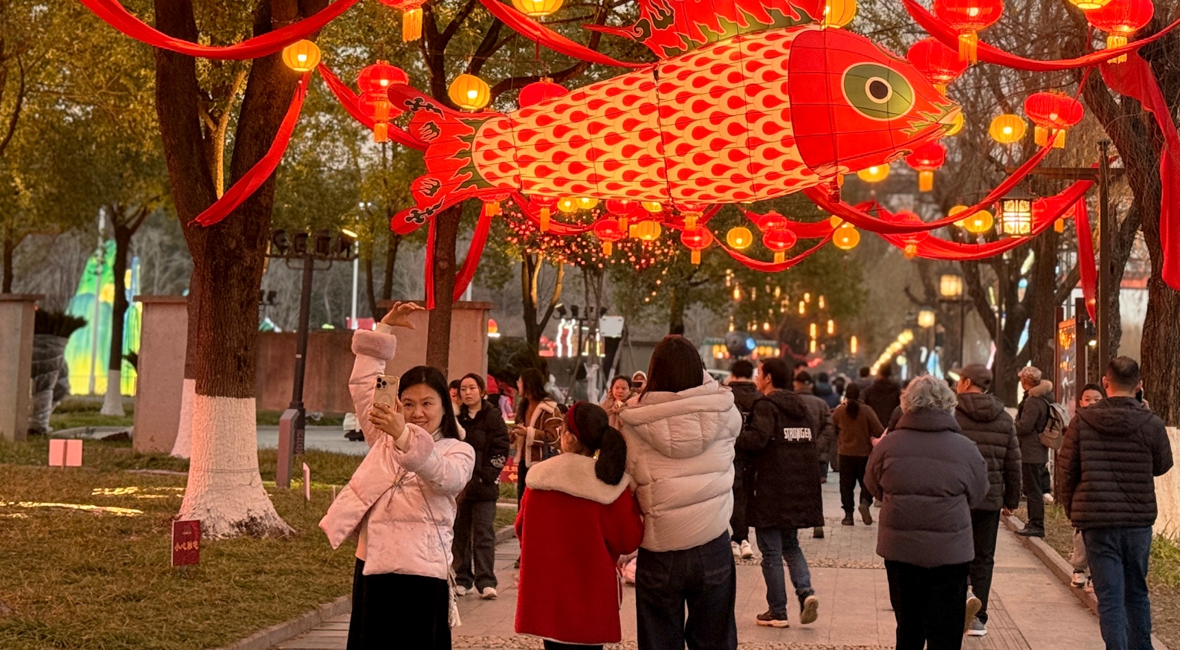 游客纷纷举起手机拍照留念。