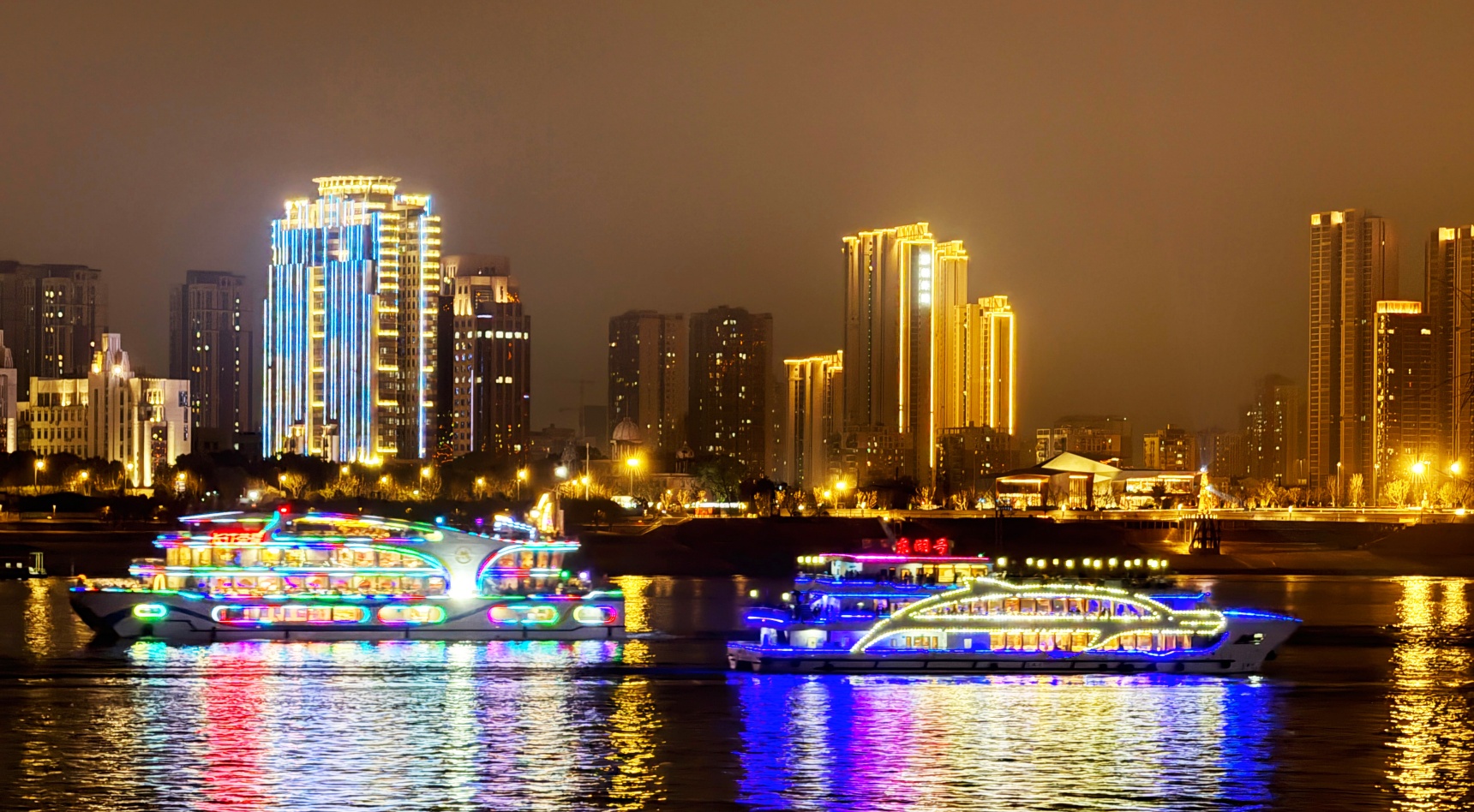 长江游轮灯光璀璨。