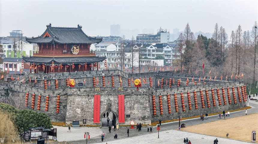 荊州古城東門挂滿紅燈籠