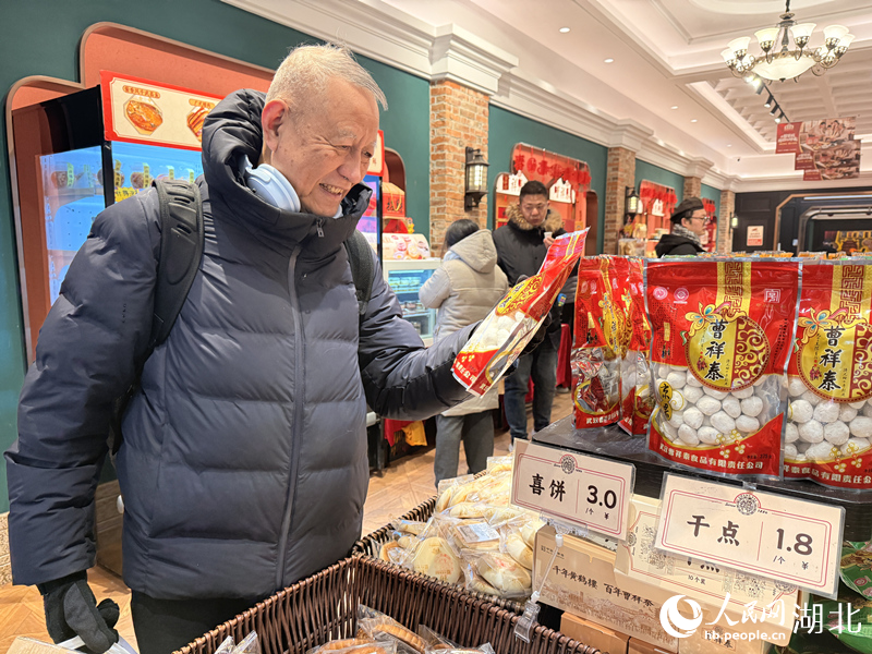 龙爹爹在选购京果。人民网记者 张隽摄