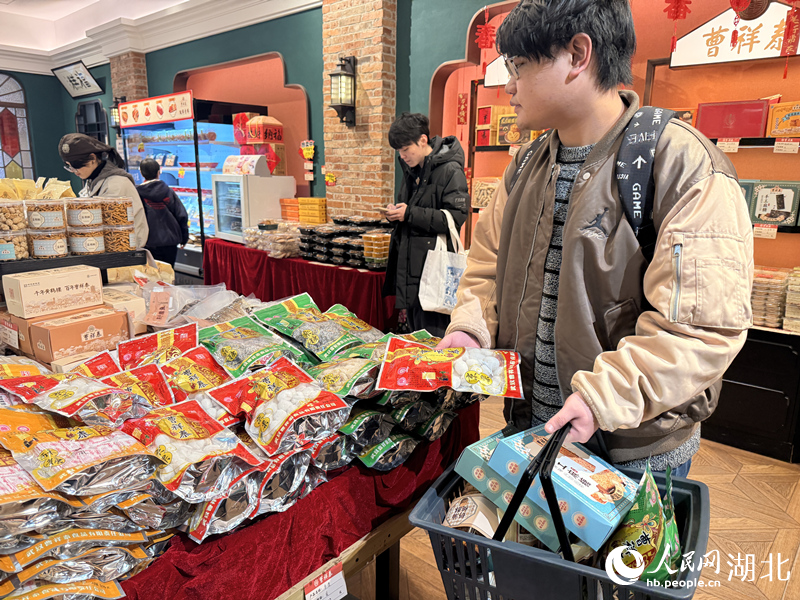 年轻人选购过年“老三样”。人民网记者 张隽摄