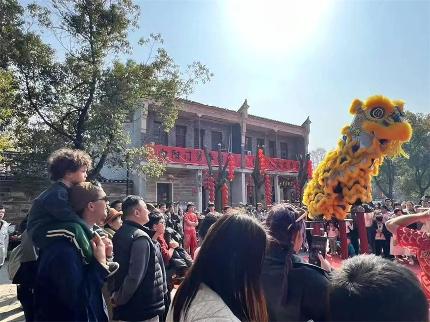 “一起回村过大年”，黄陂大余湾古村非遗活动吸引外国游客扎堆打卡