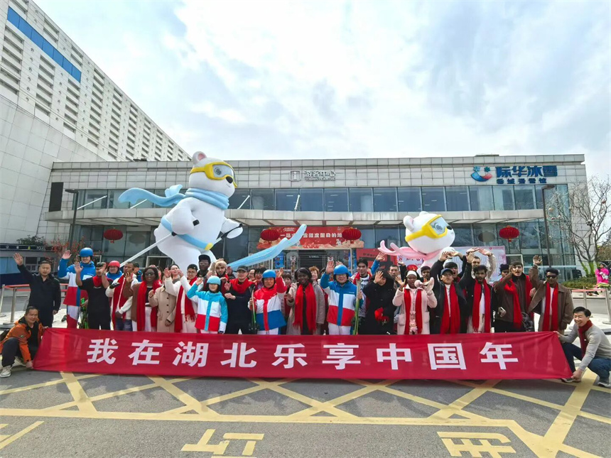 来自欧洲、非洲、东南亚等多国游客齐聚咸宁际华园滑雪馆，共赴冰雪之约