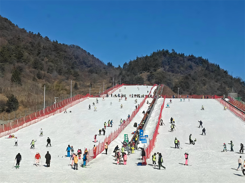 新春假期刚开始，屈原故里国际滑雪场就已充满暖意与欢腾